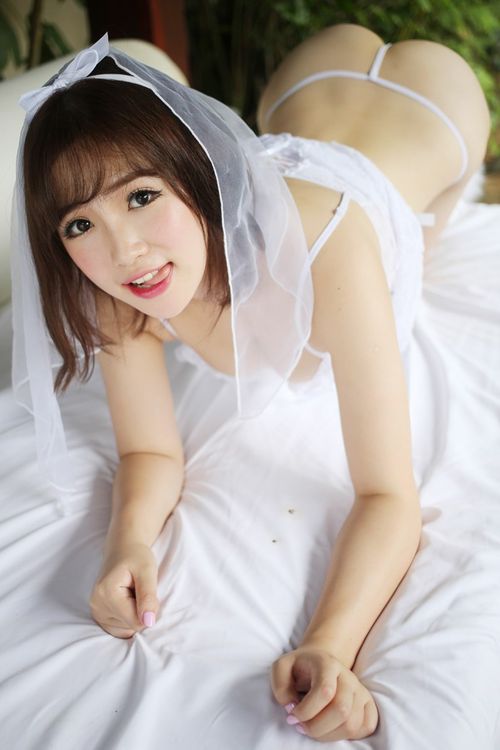 Beautiful bride Xu Cake in her wedding dress shows her buttocks and ignites her desire